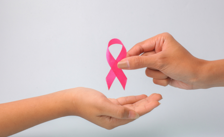 A falta de acesso a exames, como destaca Vinicius Tadeu Sattin Rodrigues, compromete o diagnóstico precoce do câncer de mama no Brasil.