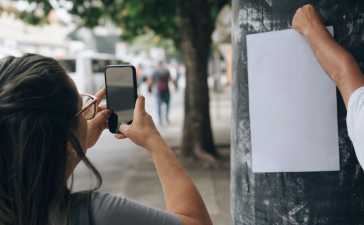 Eleitor registra possível propaganda eleitoral irregular com celular em espaço público