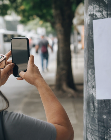 Eleitor registra possível propaganda eleitoral irregular com celular em espaço público