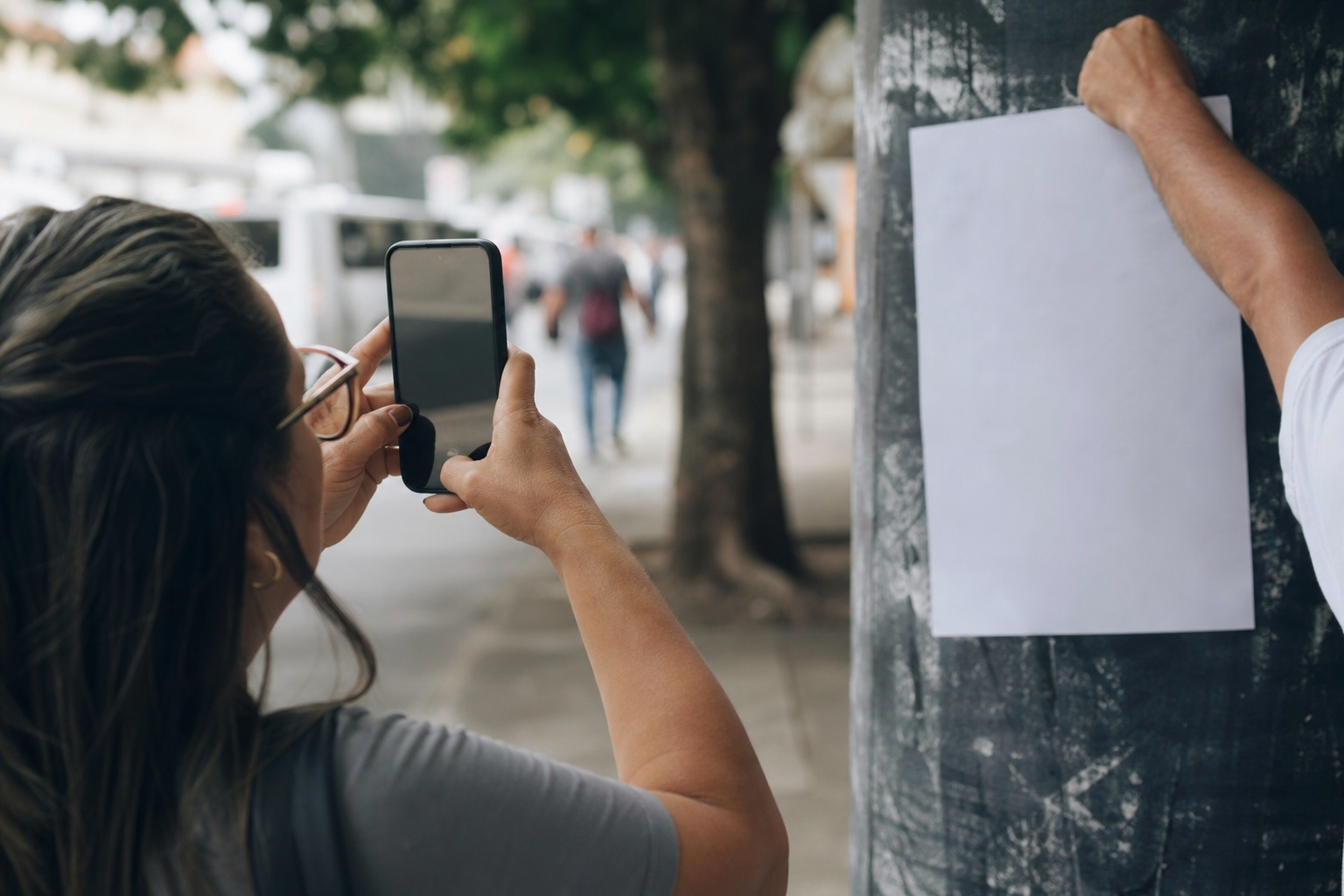 Eleitor registra possível propaganda eleitoral irregular com celular em espaço público