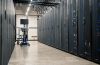 Armários metálicos com servidores, equipamentos de rede e cabos em um data center moderno