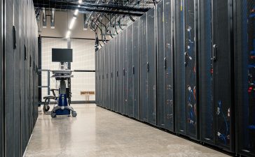 Armários metálicos com servidores, equipamentos de rede e cabos em um data center moderno