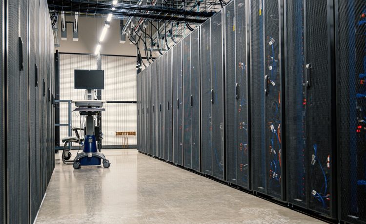 Armários metálicos com servidores, equipamentos de rede e cabos em um data center moderno